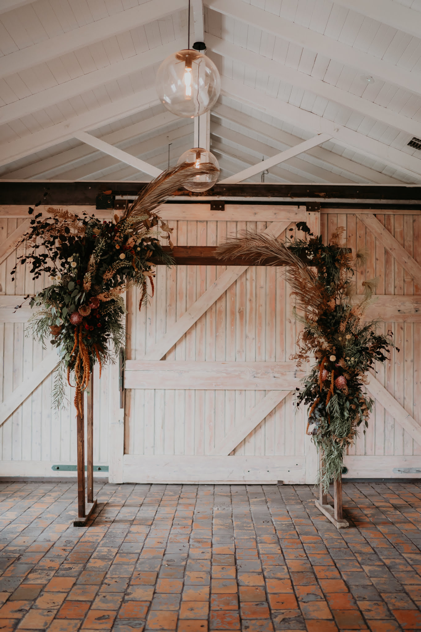 20 GORGEOUS INDOOR CEREMONY STYLING IDEAS – Hello May